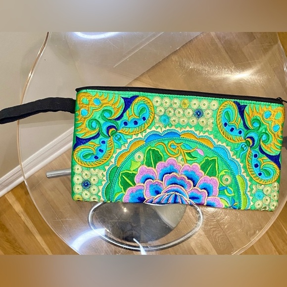 ✅🆕  Thai embroidered wristlet/clutch, bright multi color abstract pattern 🩵💙💛 - Picture 7 of 7